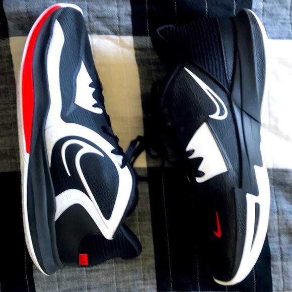 Kyrie - Picture 2 of 3